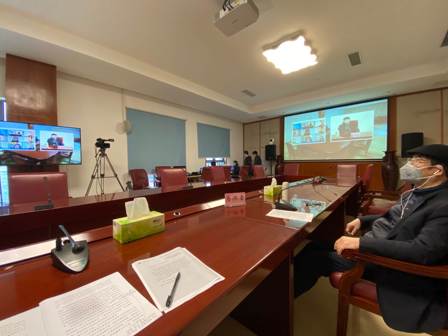 川传线上教学首日：校长与同学视频连线 