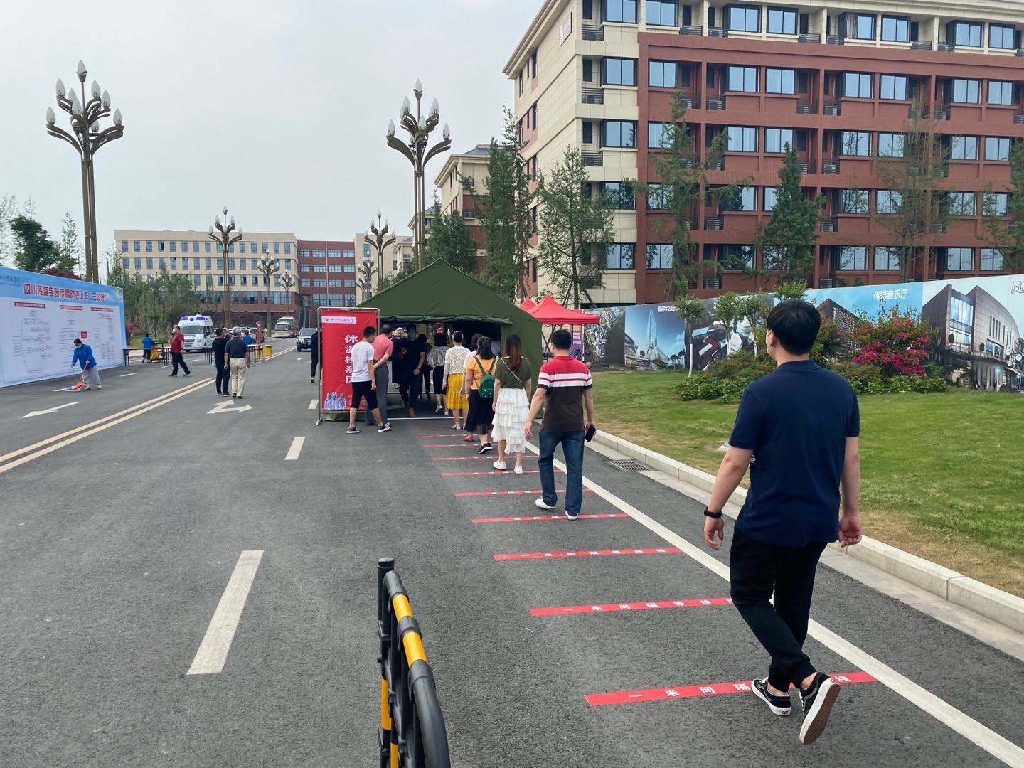 学校举行学生返校疫情防控应急演练