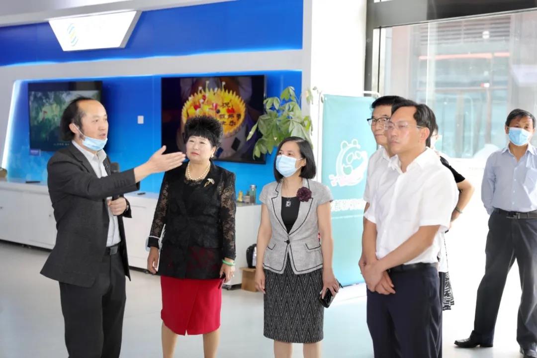 省教育厅厅长李江一行到四川传媒学院和成都影视城调研