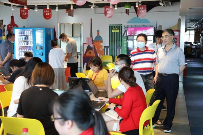 传播与经管学院与两家单位举行实习基地挂牌仪式