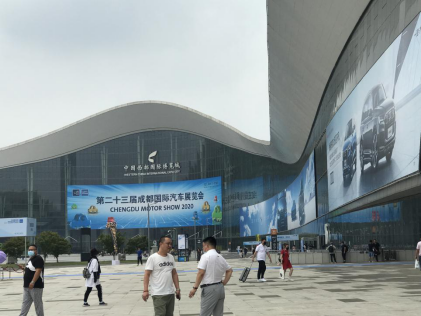 四川传媒学院C位导摄团队参加2020年成都车展拍摄