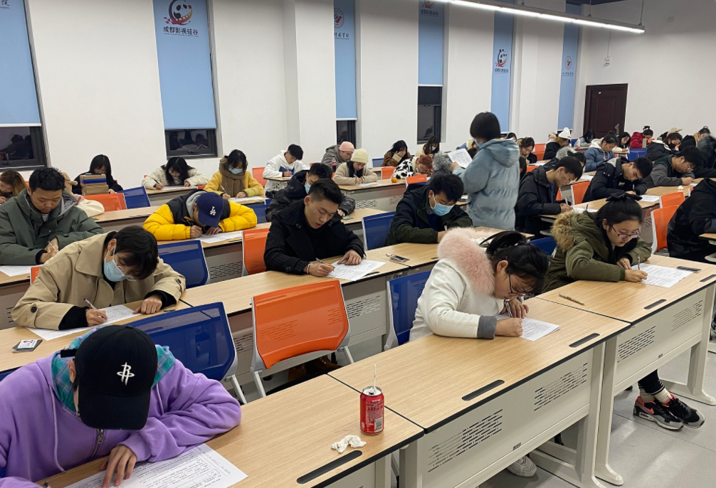 “入学第一考”—四川传媒学院举行入学教育考试