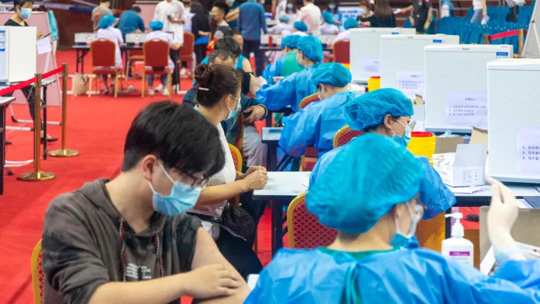 学校启动新冠疫苗集中接种工作