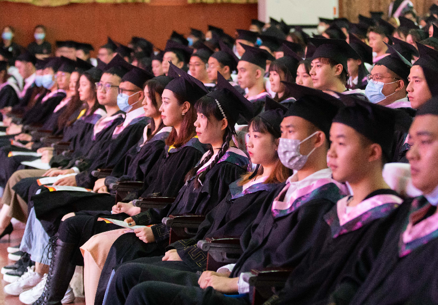 学校举行2021届毕业典礼暨学位授予仪式