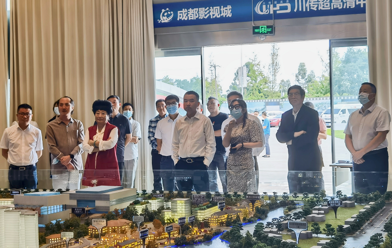 郫都区委副书记、代区长赵继东一行到四川传媒学院成都影视硅谷调研