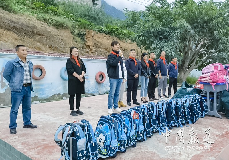 四川雷波县上田坝镇携手国际部开展“情暖雏鹰”暖冬行动