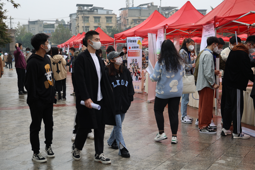 学校2023届毕业生线下招聘会如期举办