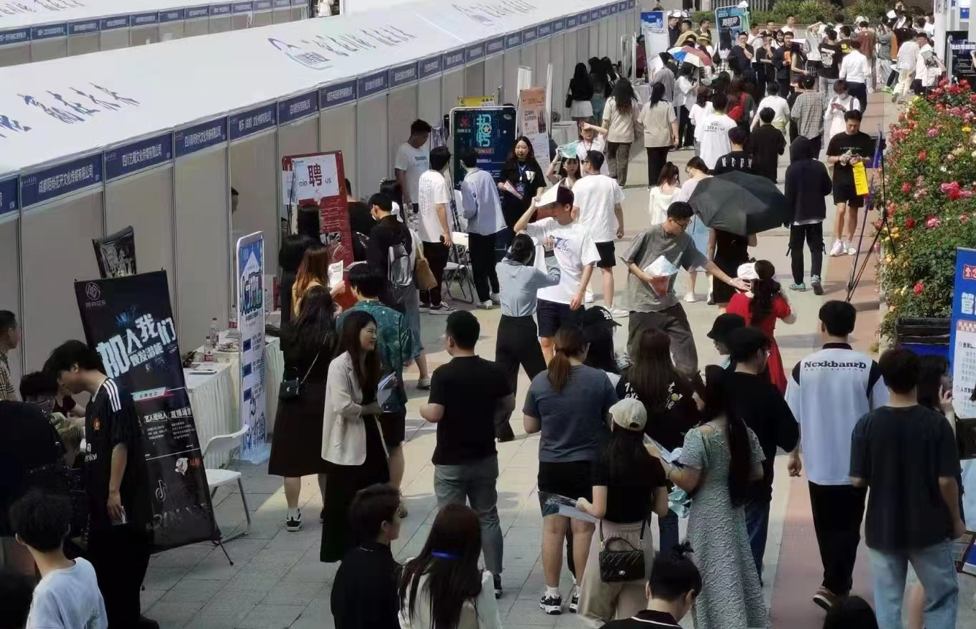 传媒+就业，筑梦向“位”来：学校举办2023届毕业生大型招聘会
