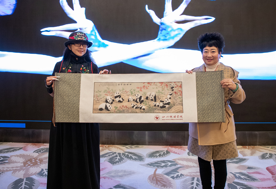 杨丽萍到我校访问