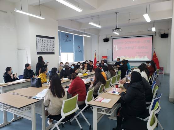 图片包含 室内, 天花板, 人, 桌子
已生成极高可信度的说明